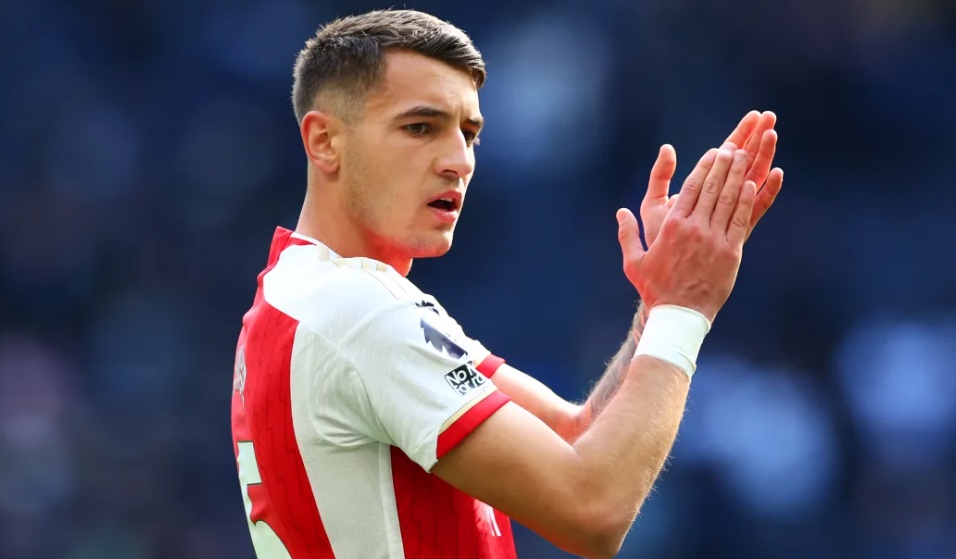 Arsenal đang theo đuổi Hincapie để thay thế Jakub Kiwior.