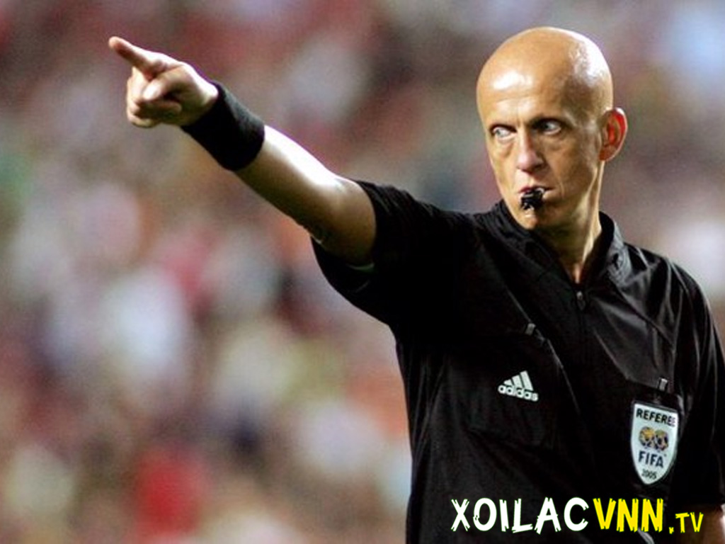 trong-tai-thoi-coi-bong-da