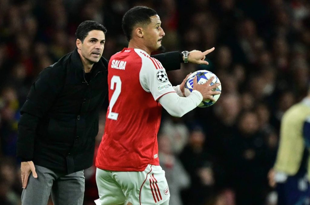 HLV Arteta (trái) chỉ đạo trong trận Arsenal thắng Atletico 4-0 ở lượt ba vòng bảng Champions League tối 21/10 trên sân Emirates, London